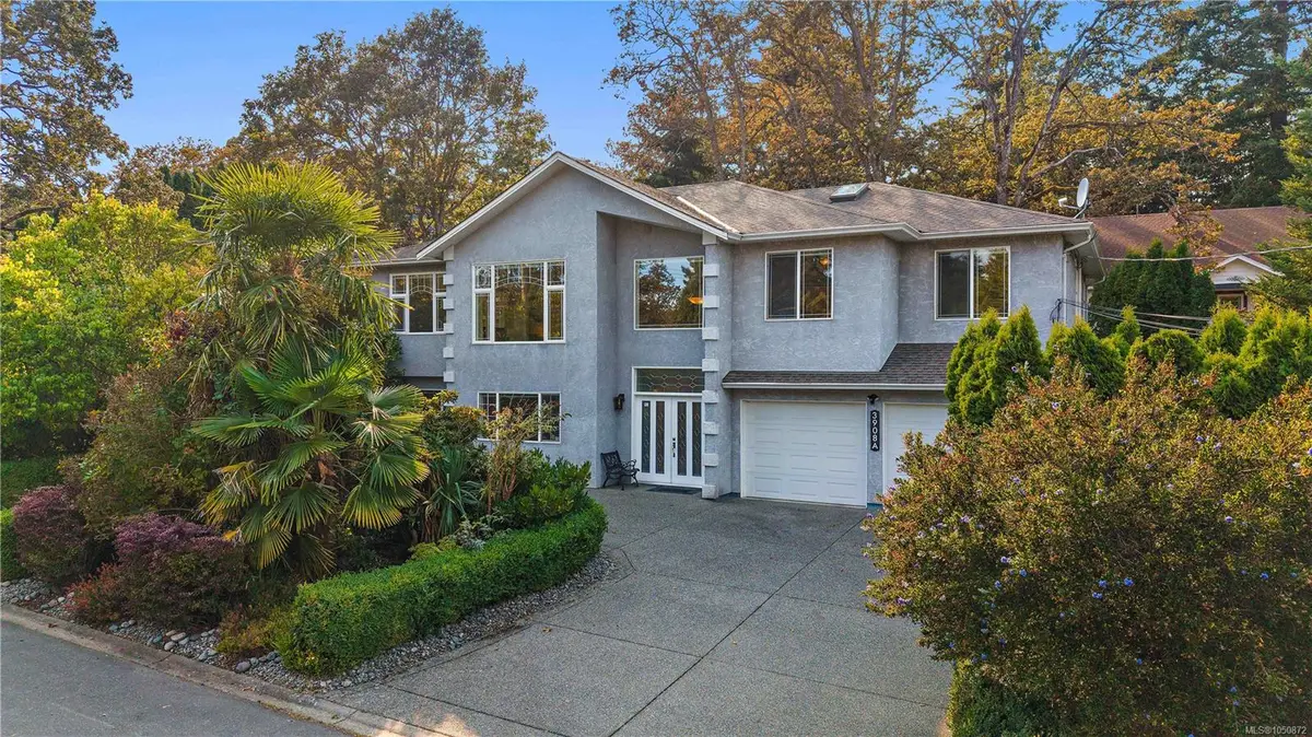 3908A Ascot Dr, Saanich BC V8P 3S1