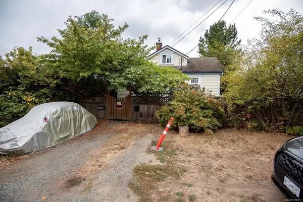 3814 Rowland Ave, Saanich BC V8Z 1X7 - 4 bed, 1 bath property for sale in Saanich