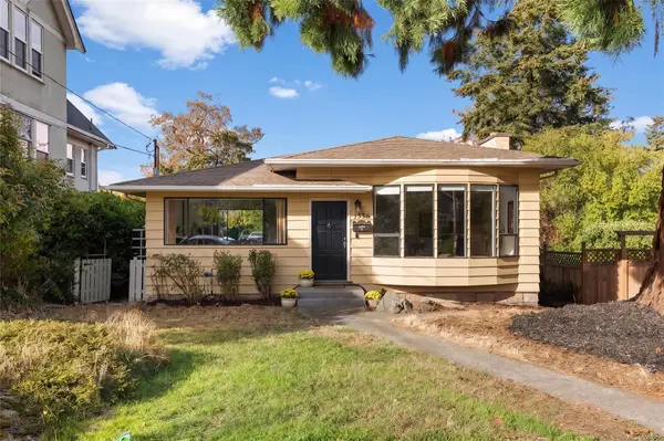 1556 Gladstone Ave, Victoria BC V8R 1S5 - 3 bed, 2 bath property for sale in Victoria