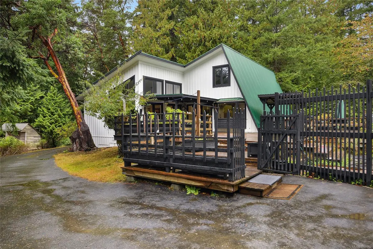 505 Bayview Dr, Mayne Island BC V0N 2J1
