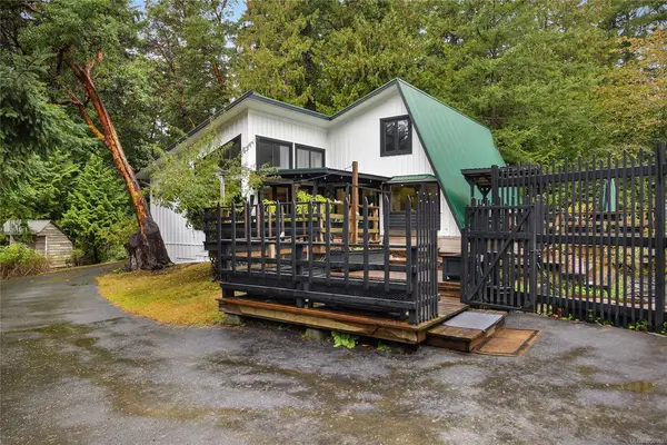 505 Bayview Dr, Mayne Island BC V0N 2J1 - 4 bed, 2.0 bath in Mayne Island