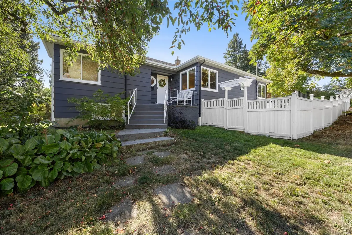 741 Cowper St, Saanich BC V9A 2G1