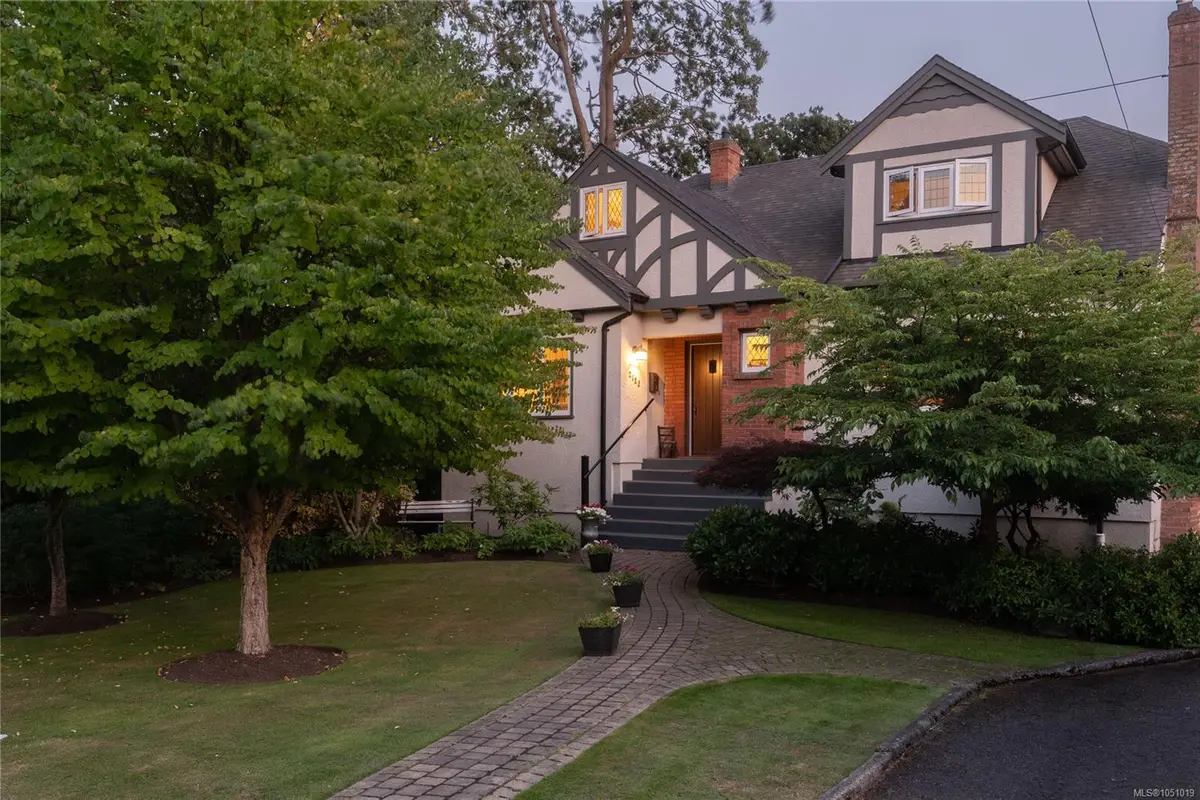 2125 Central Ave, Oak Bay BC V8S 2R4