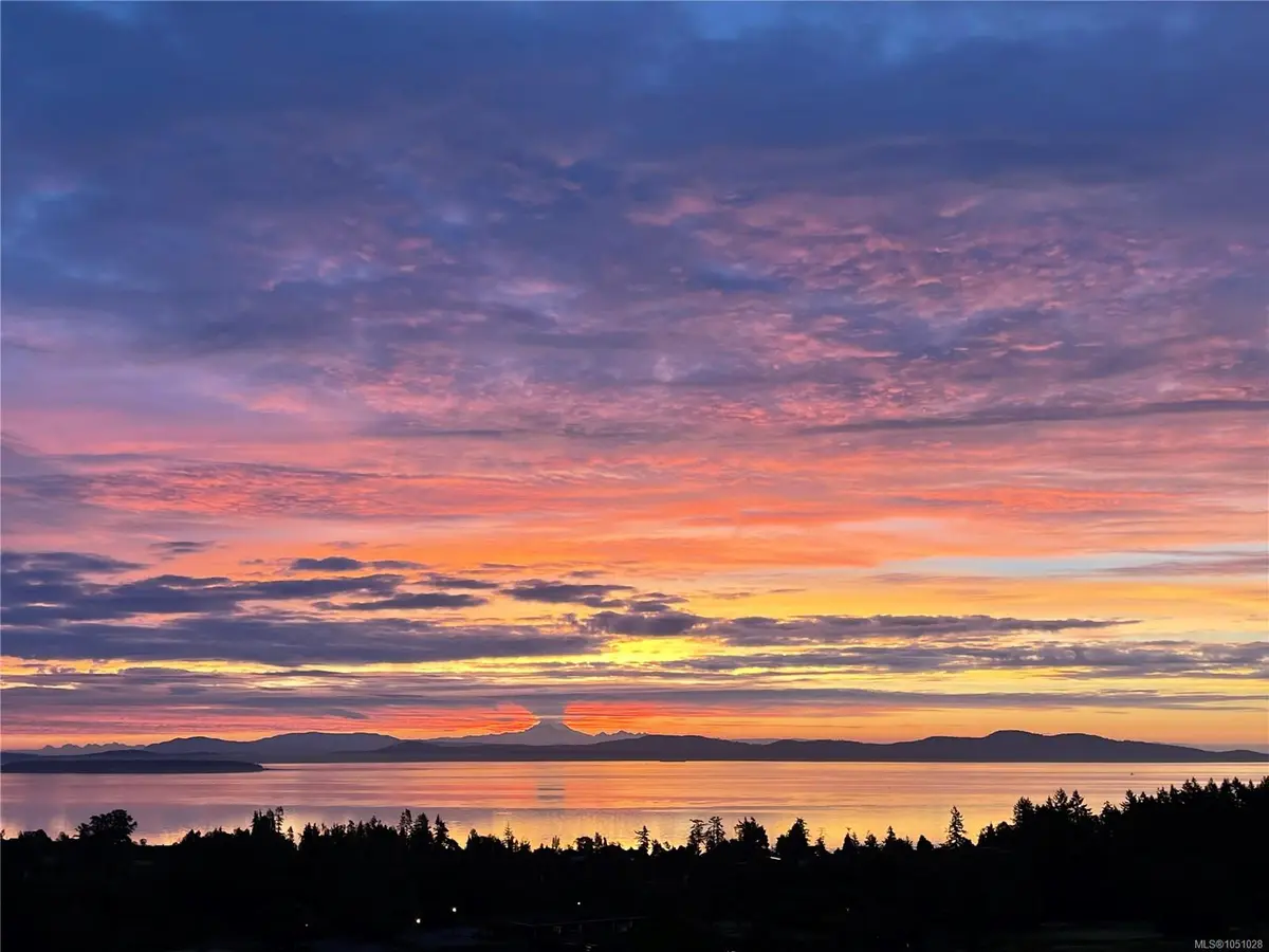 #103 - 5388 Hill Rise Terr #103, Saanich BC V8Y 3K3