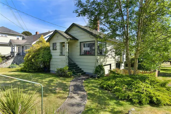 1113 Esquimalt Rd, Esquimalt BC V9A 3N5 - 3 bed, 2 bath property for sale in Esquimalt