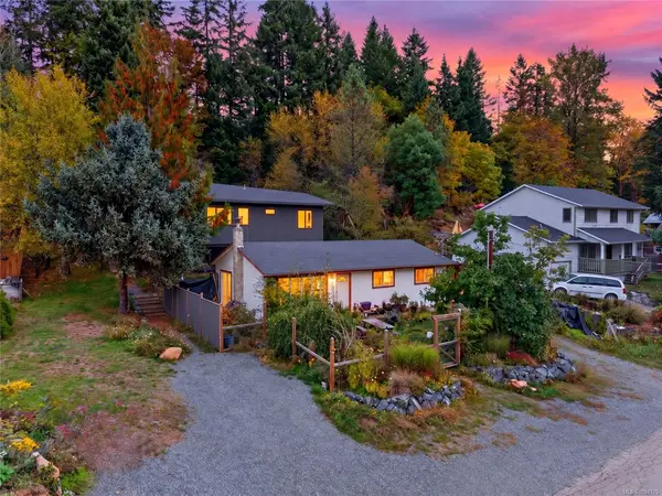 2522 Dunsmuir Ave, Cumberland BC V0R 1S0 - 4 bed, 3 bath property for sale in Cumberland