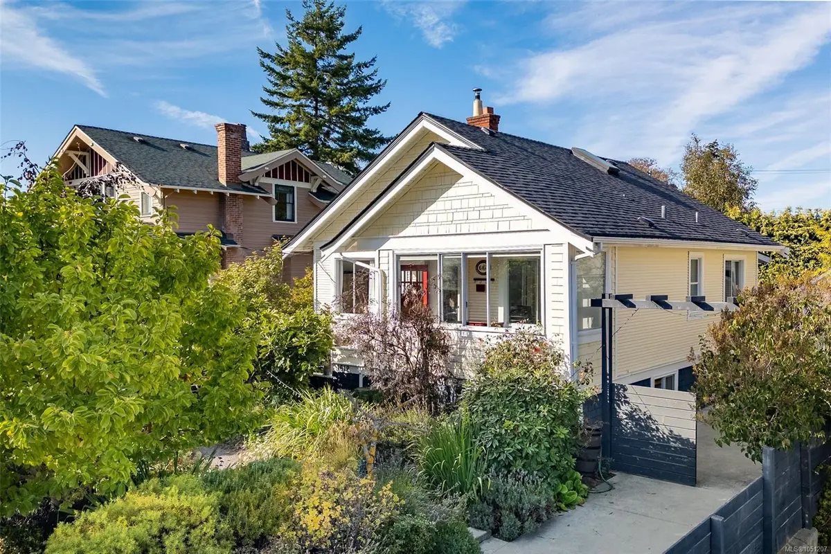 1618 Pinewood Ave, Victoria BC V8S 1K7