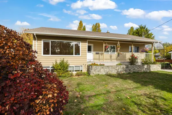 586 Normandy Rd, Saanich BC V8Z 3J2 - 4 bed, 2 bath property for sale in Saanich