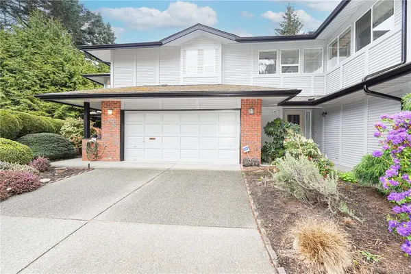#24 - 4630 Lochside Dr #24, Saanich BC V8Y 2T1 - 3 bed, 3 bath property for sale in Saanich