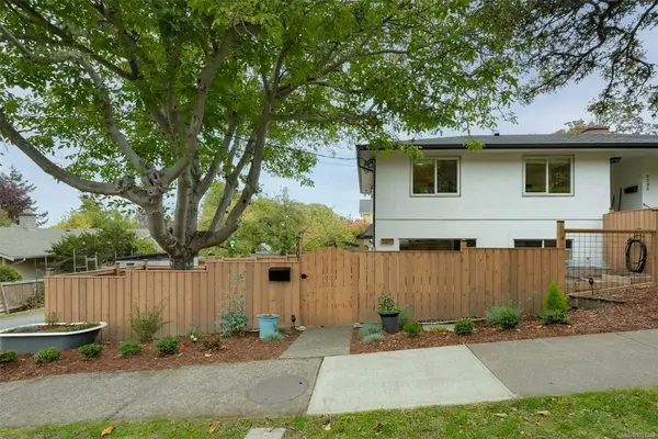 2207 Victor St, Victoria BC V8R 4C6 - 2 bed, 2.0 bath in Victoria