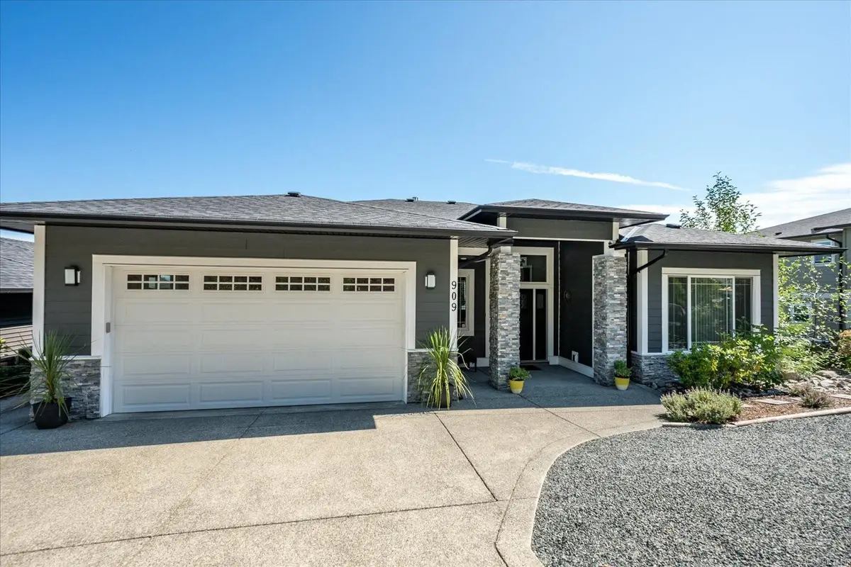 909 Hanington Rd, Ladysmith BC V0G 0A4