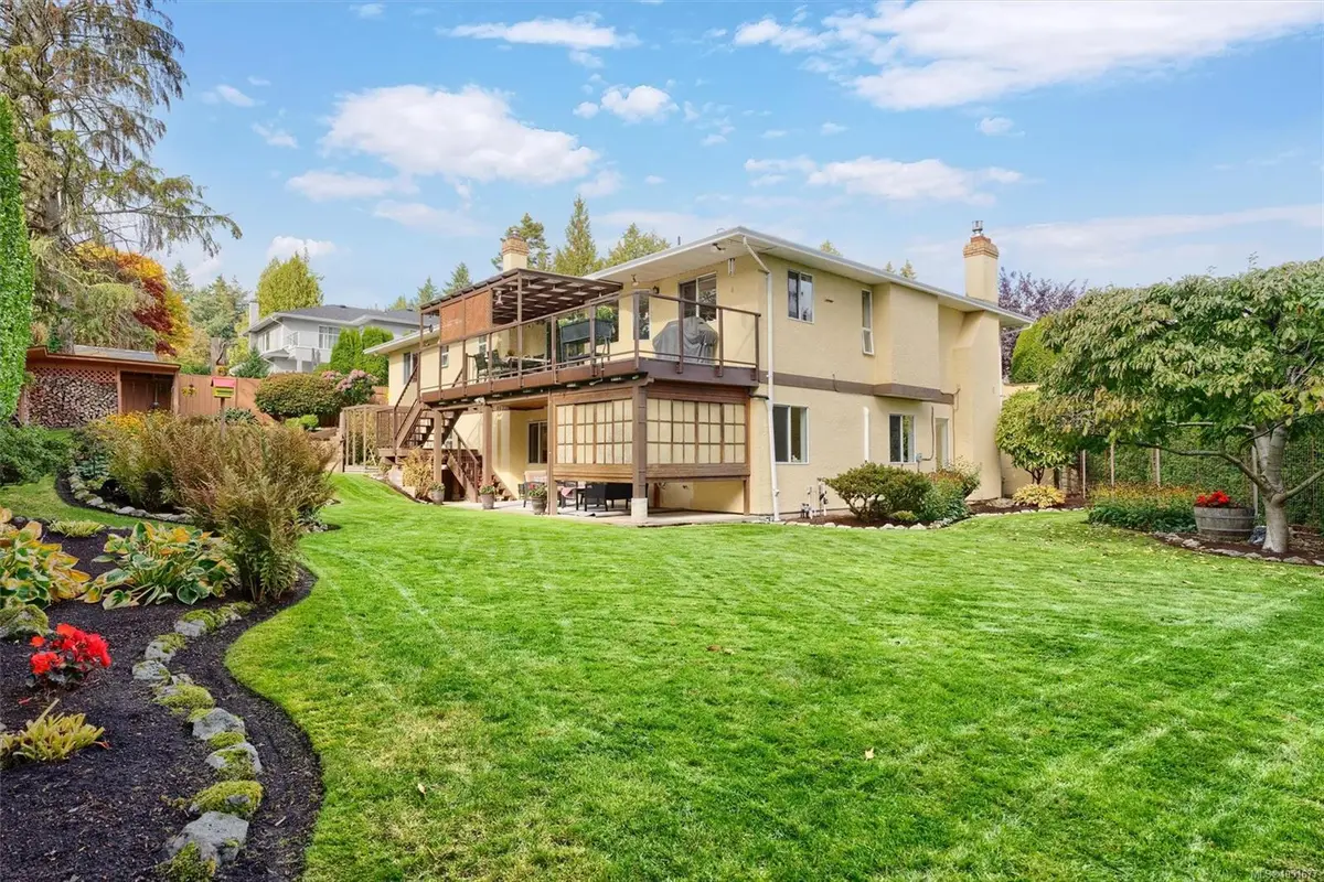 5179 Del Monte Ave, Saanich BC V8Y 1X3