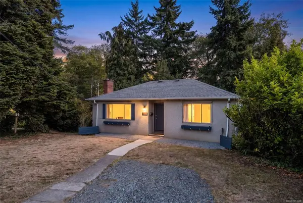 907 McAdoo Pl, Saanich BC V8X 1V8 - 4 bed, 2 bath property for sale in Saanich