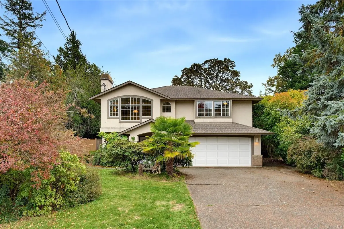 975 Annie St, Saanich BC V8X 3G1