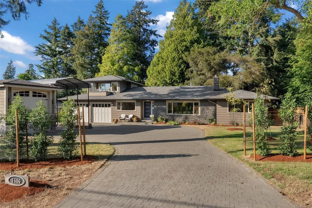 1680 Ash Rd, Saanich BC V5C 4B3