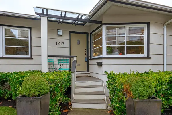 1217 Fairfield Rd, Victoria BC V8V 3B3 - 3 bed, 2 bath property for sale in Victoria