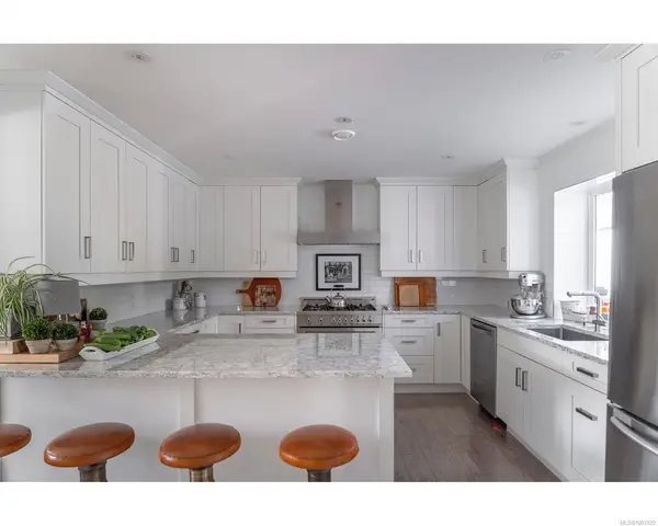1045 RAVENSBOURNE Lane, Qualicum Beach BC V9K 1N1 - 5 bed, 4.0 bath in Qualicum Beach
