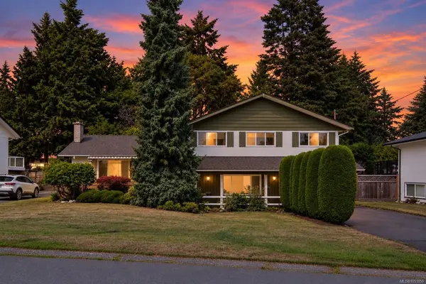 2045 San Rafael Cres, Saanich BC V8N 2H7 - 5 bed, 3 bath property for sale in Saanich