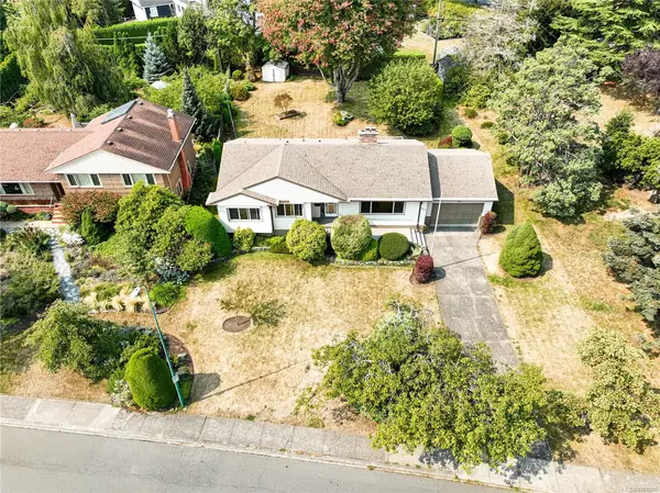3278 Henderson Rd, Oak Bay BC V8P 5A6 - 4 bed, 2.0 bath in Oak Bay