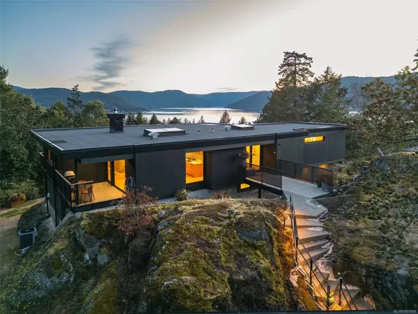 8074 McPhail Rd, Central Saanich BC V8M 1S3 - 4 bed, 3.0 bath in Central Saanich