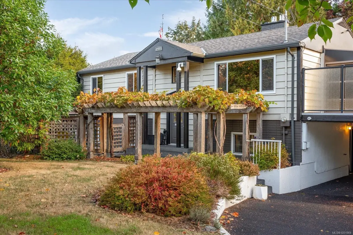 2404 Glenayr Dr, Nanaimo BC V9S 3E7
