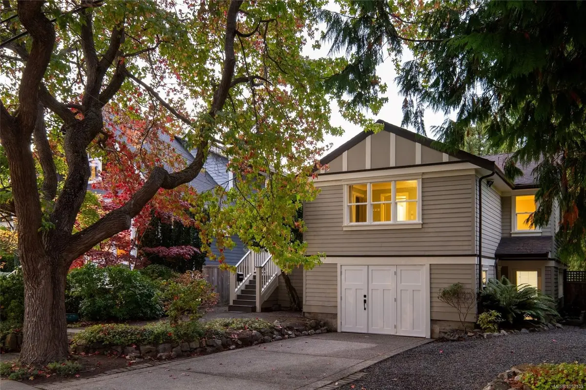 1692 Chandler Ave, Victoria BC V8S 1N6