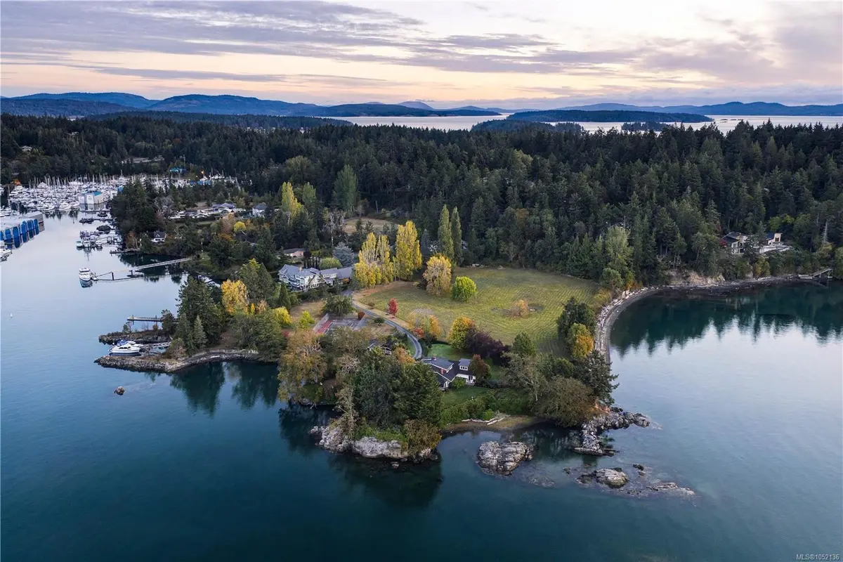 10814 Beach Rd, North Saanich BC V8L 5H6