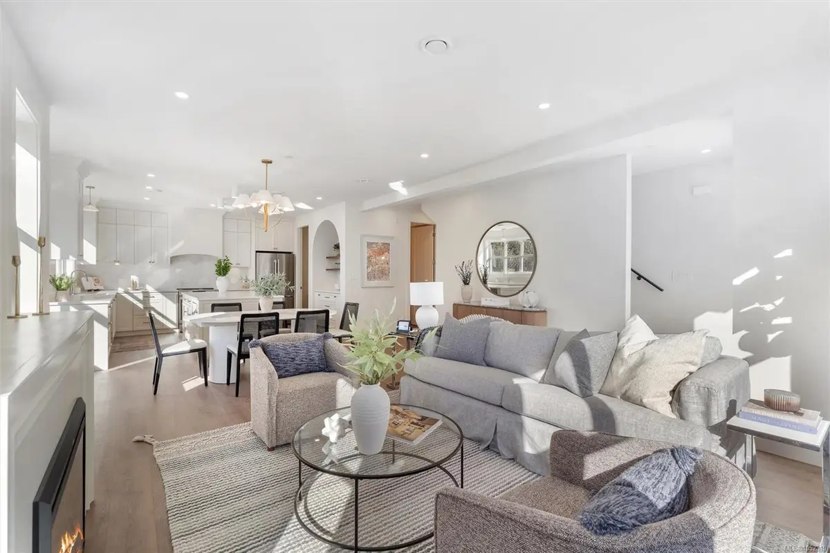 #2 - 768 Lindsay St #2, Saanich BC V8Z 3E1