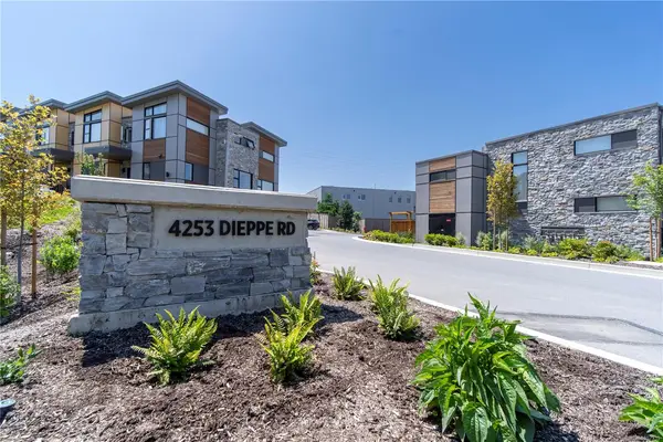 #29 - 4253 Dieppe Rd #29, Saanich BC V8X 2N2 - 3 bed, 3.0 bath in Saanich
