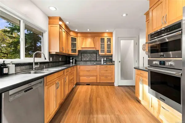 1025 Greenridge Cres, Saanich BC V8X 3B8 - 4 bed, 2.0 bath in Saanich