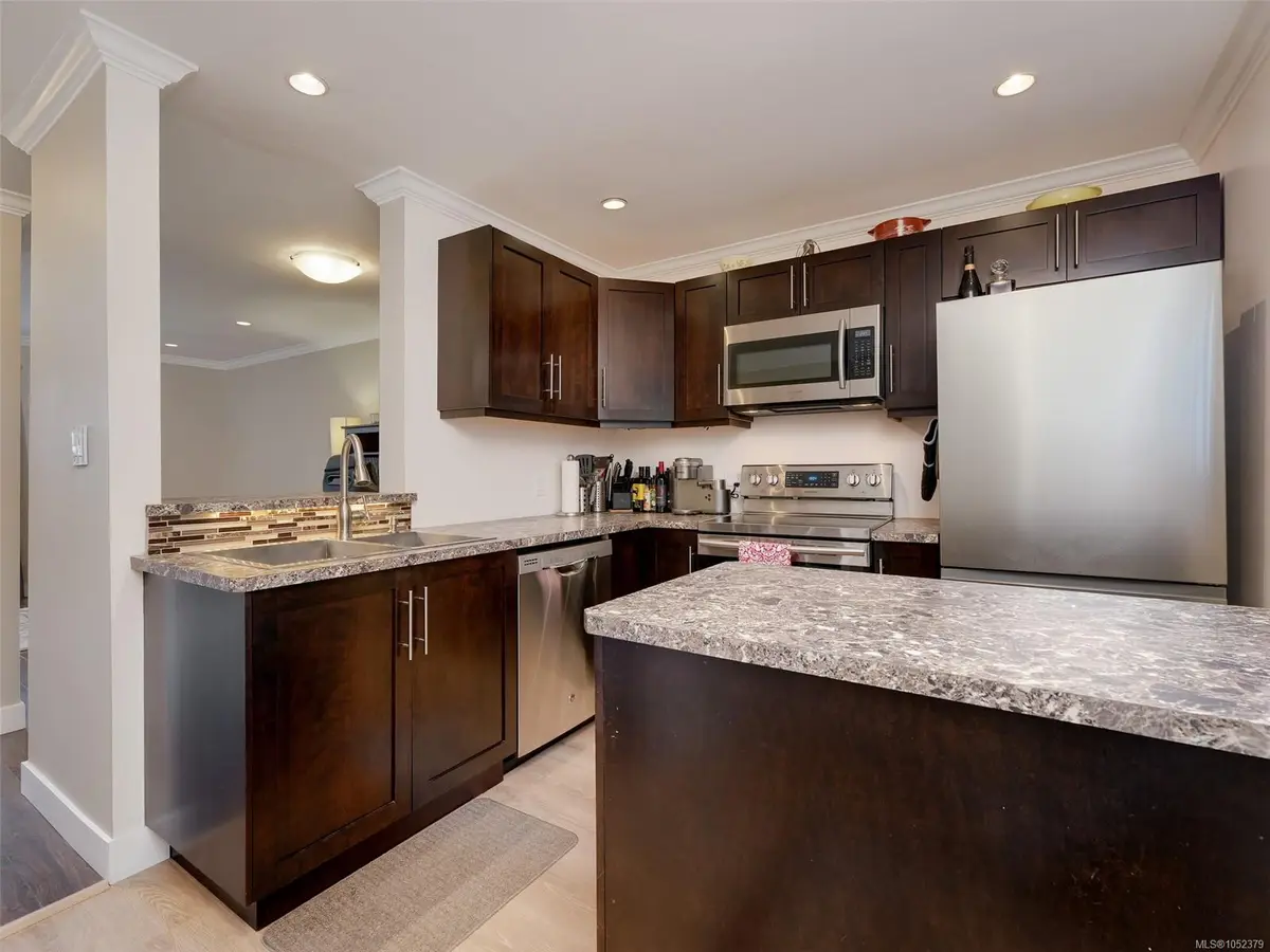 #201 - 991 Cloverdale Ave #201, Saanich BC V8X 2T5