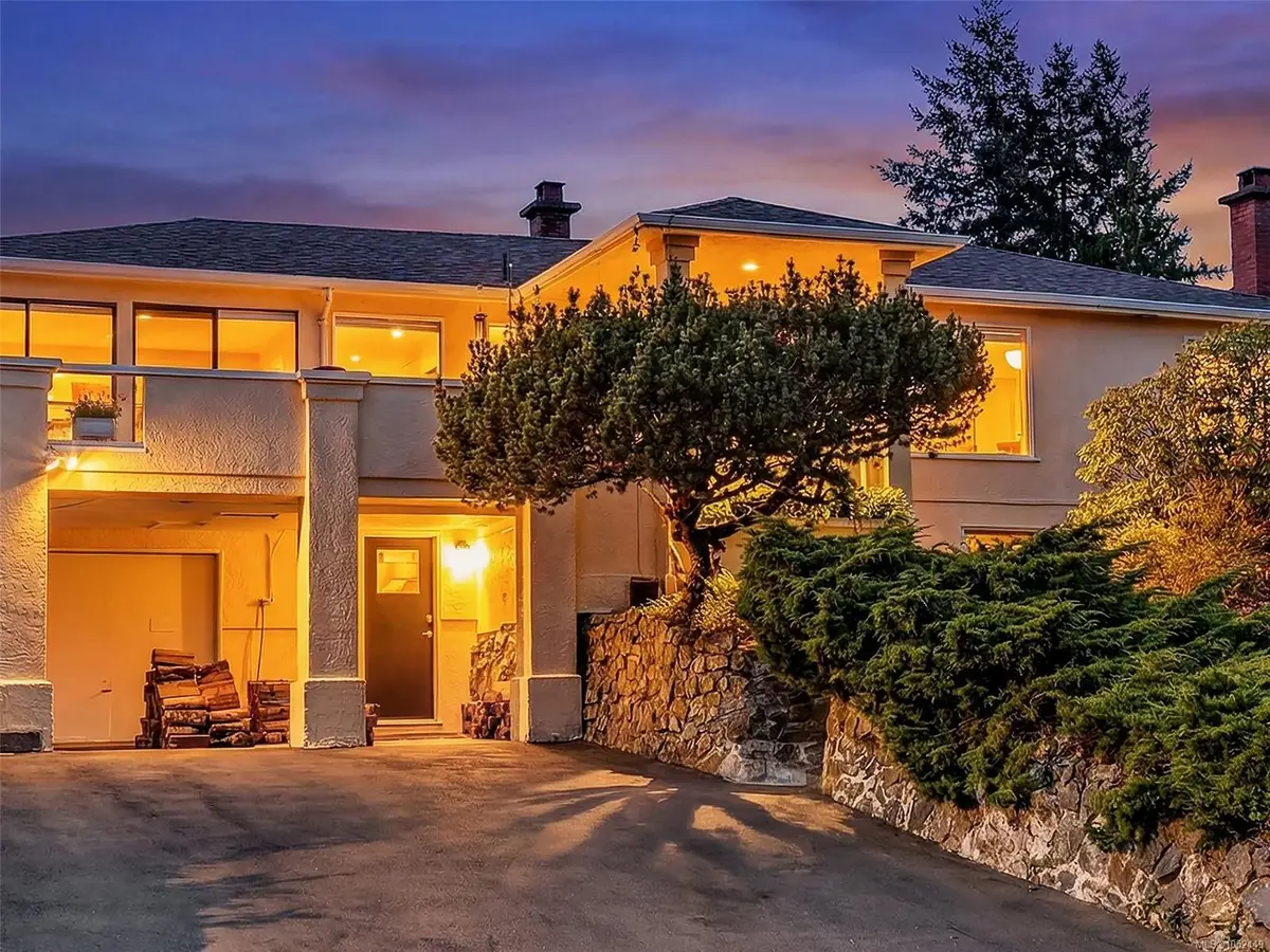 916 Claremont Ave, Saanich BC V8Y 1K3
