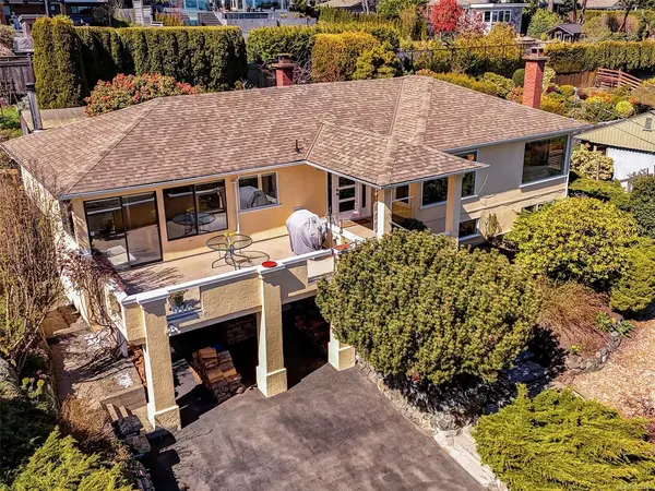 916 Claremont Ave, Saanich BC V8Y 1K3 - 4 bed, 3.0 bath in Saanich
