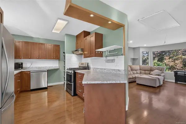 7115 Wallace Dr, Central Saanich BC V8M 1G9 - 5 bed, 3.0 bath in Central Saanich