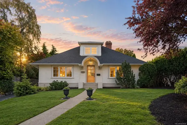 1027 Deal St, Oak Bay BC V8S 5G6 - 5 bed, 2 bath in Oak Bay