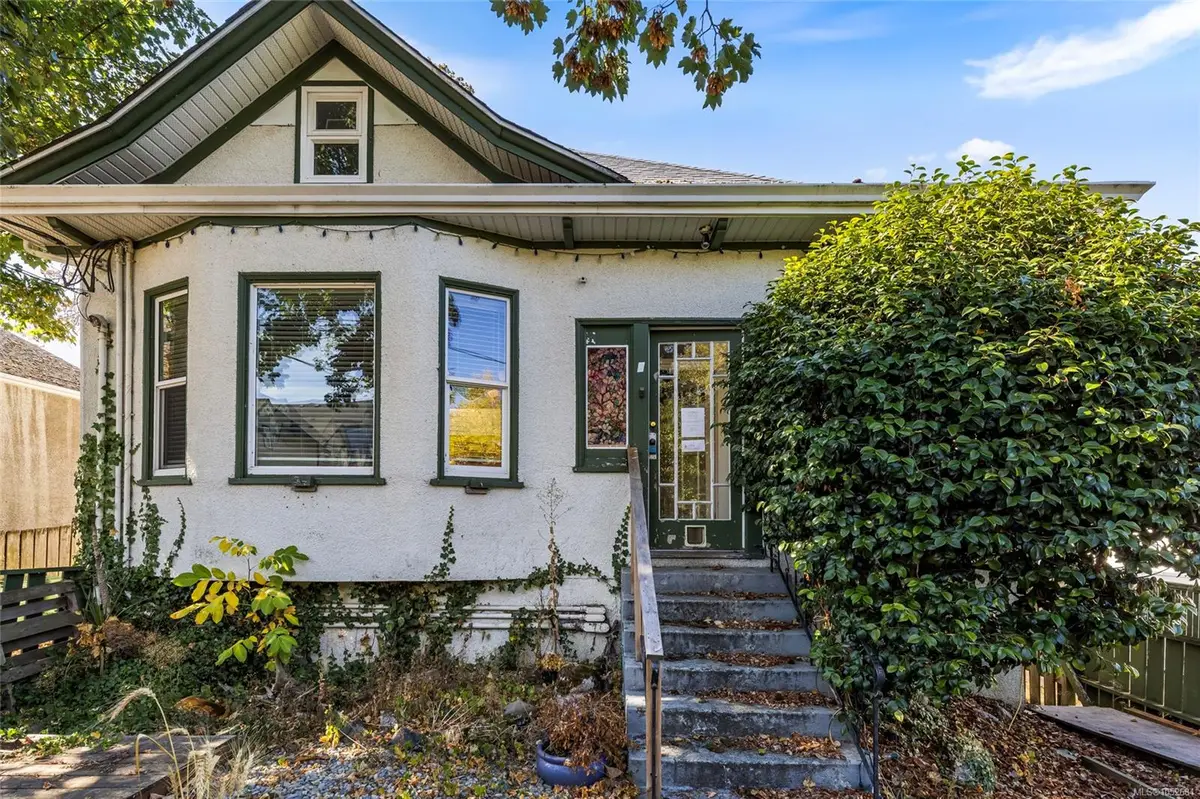 2002 Chambers St, Victoria BC V8J 2W4