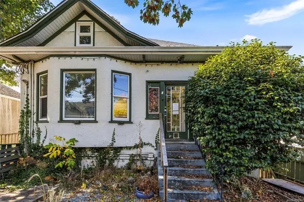 2002 Chambers St, Victoria BC V8J 2W4 - 5 bed, 3.0 bath in Victoria