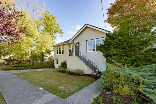 145 Beechwood Ave, Victoria BC V8S 3W4 - 3 bed, 3 bath property for sale in Victoria