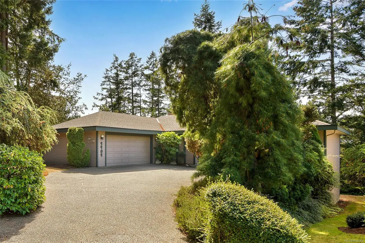 4404 Meadowood Pl, Saanich BC V8X 4V7