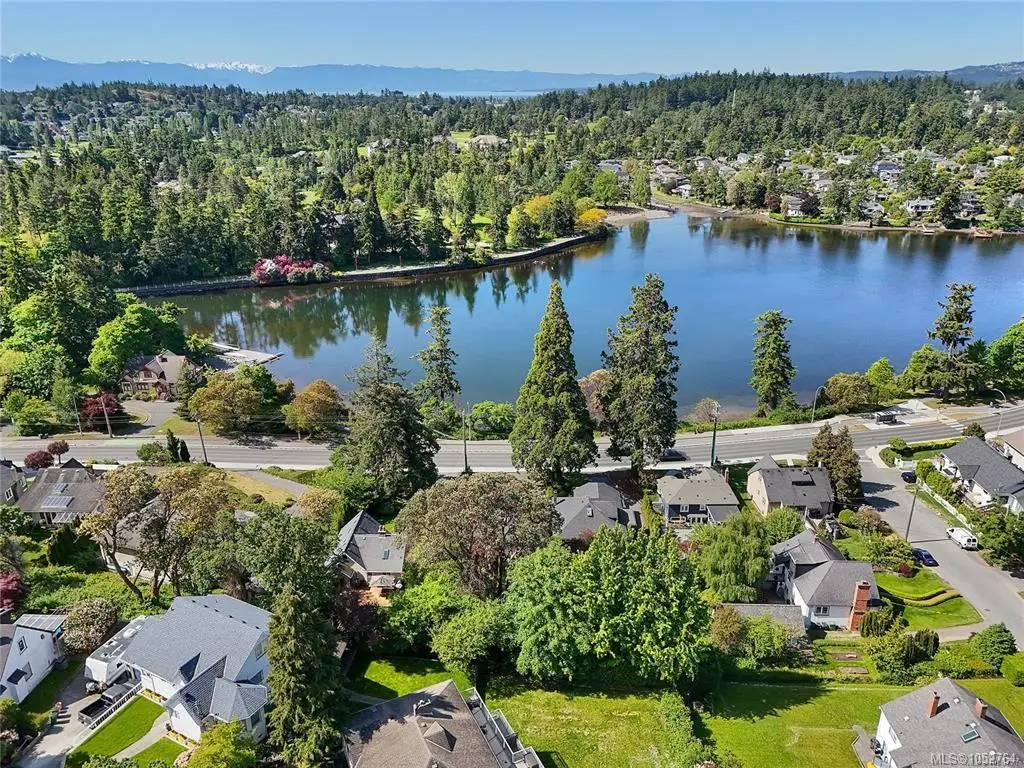 368 Gorge Rd W, Saanich BC V9A 1M8