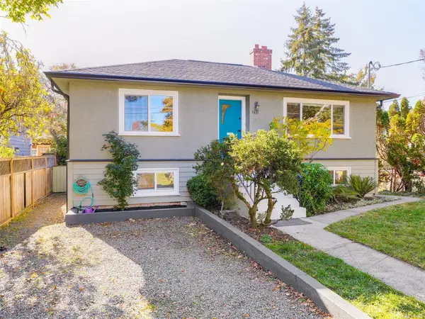 1451 Lang St, Victoria BC V8T 2S6 - 5 bed, 2.0 bath in Victoria