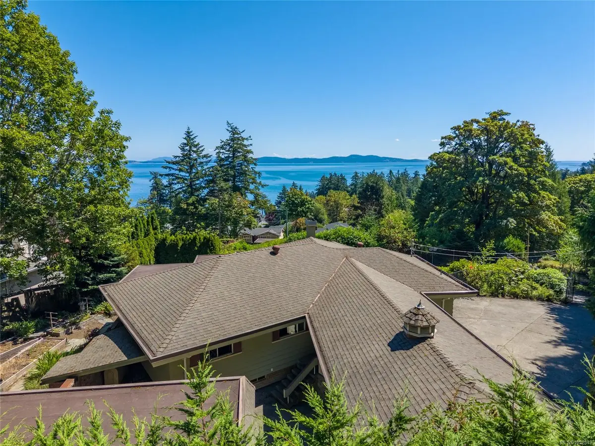 4916 Lochside Dr, Saanich BC V8Y 2E4