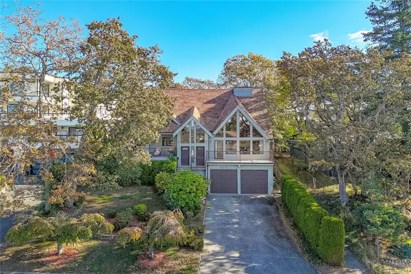 878 Denford Cres, Saanich BC V8X 4N1 - 5 bed, 4.0 bath in Saanich