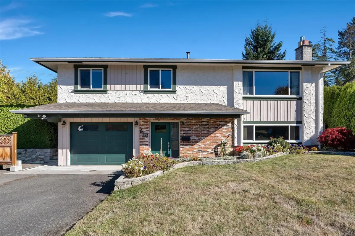 610 Vanalman Ave, Saanich BC V8Z 6A6