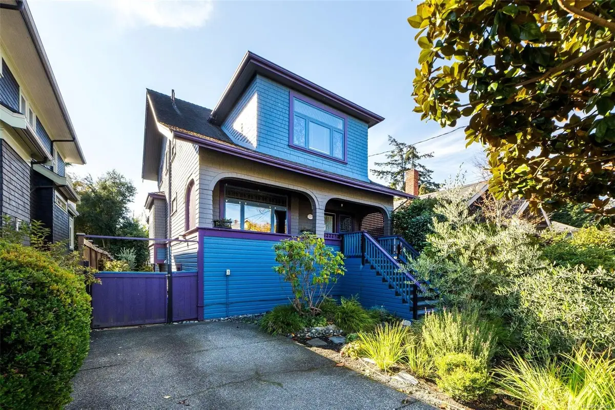 1271 McKenzie St, Victoria BC V8V 2W6
