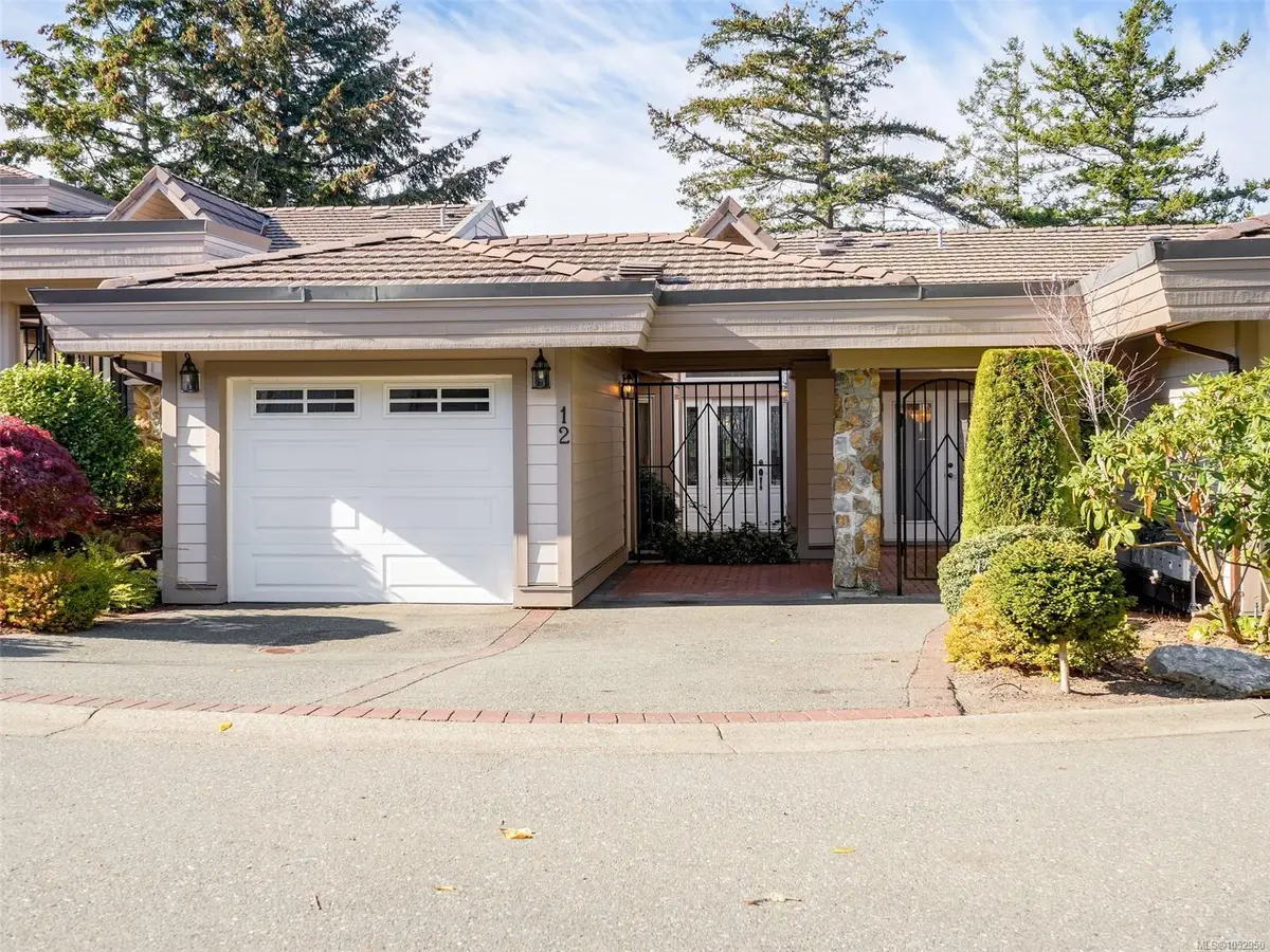 #12 - 934 Boulderwood Rise #12, Saanich BC V8Y 3H5