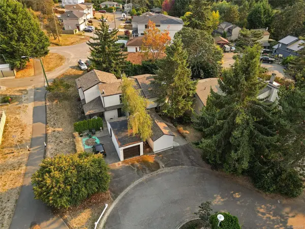 4039 Daffodil Pl, Saanich BC V8Z 6G1 - 3 bed, 3.0 bath in Saanich