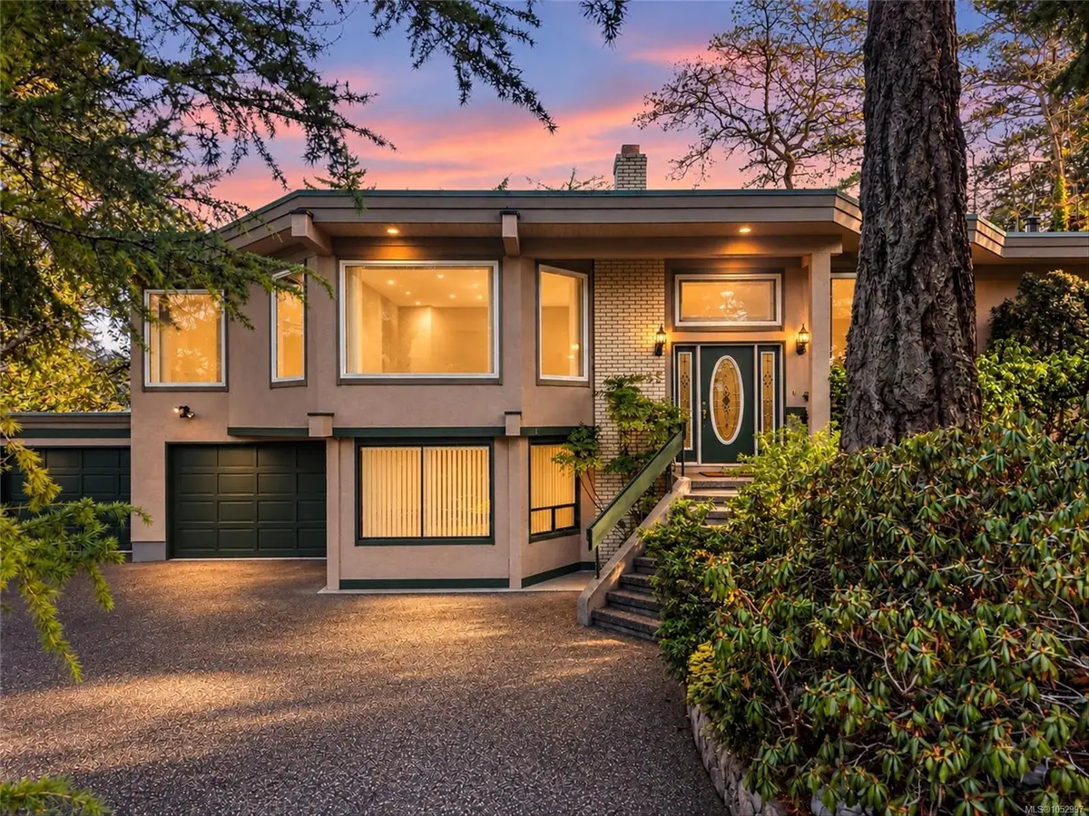 1055 Thistlewood Dr, Saanich BC V8X 4V7