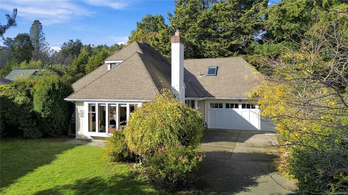 3818 Beachview Pl, Saanich BC V8P 5N8