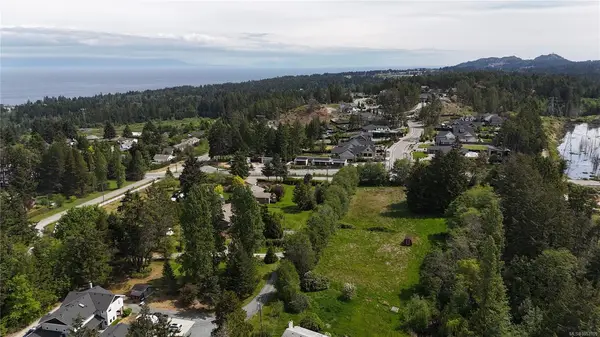 6671 Harwood Dr, Lantzville BC V0R 2H0 - 4 bed, 2 bath property for sale in Lantzville